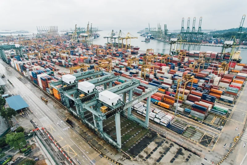 Buque portacontenedores cargado de mercancía en alta mar